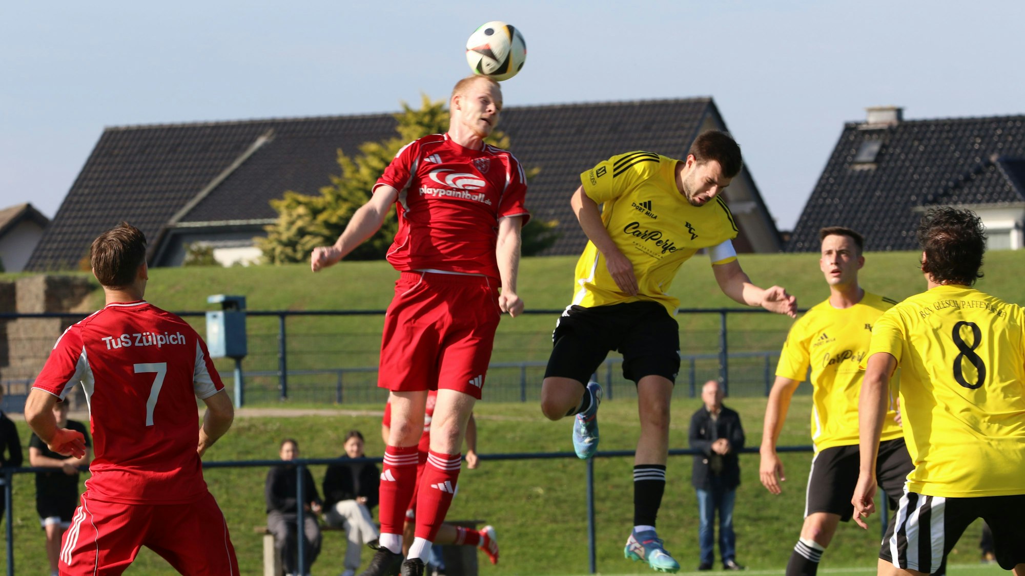 Das Bild zeigt den Fußballer des TuS Zülpich bei einem Kopfball.