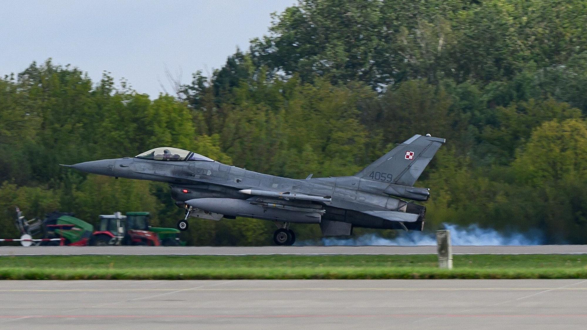 Ein F-16-Kampfjet der polnischen Luftwaffe ist während eines Besuchs des polnischen Präsidenten Naworcki (nicht im Bild) auf dem 31. taktischen Luftwaffenstützpunkt stationiert.