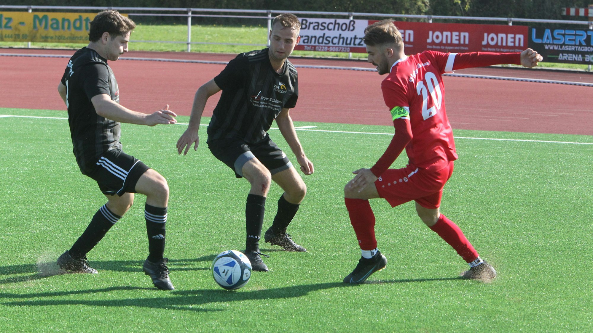 Die Mondorfer Gino Lauriola und Maximilian Drews gegen Müllekovens Fabio Klose (v.l.).