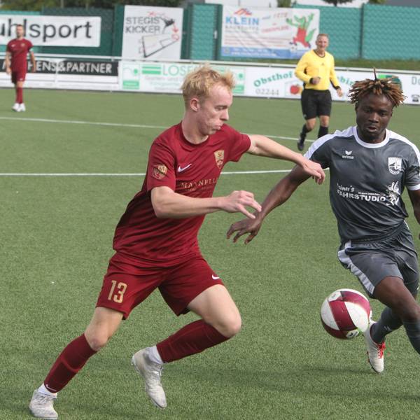 Zweikampf zwischen Moussa Soumah (Oberpleis, rechts) gegen Max Baumgarten vom SV Allner-Bödingen.