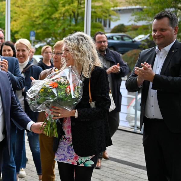 Klaus Grootens inmitten von Gratulanten.