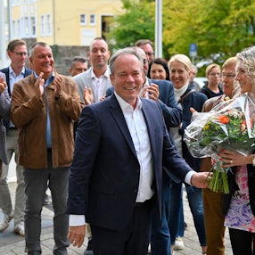 Klaus Grootens inmitten von Gratulanten.