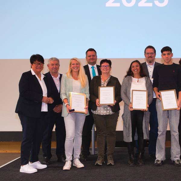 Die Preisträger vom Jugendzentrum Schmitzhöhe mit den Gastgebern der Lindlarer CDU.