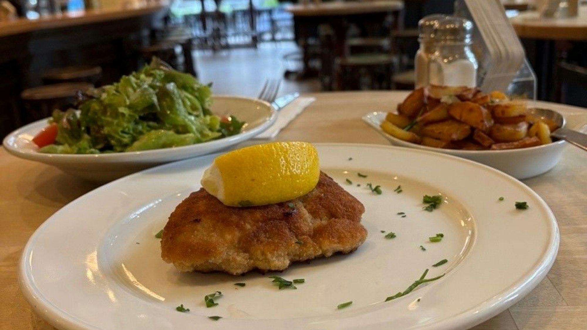 Cordon bleu „Sabrina“ mit Salat und Bratkartoffeln.