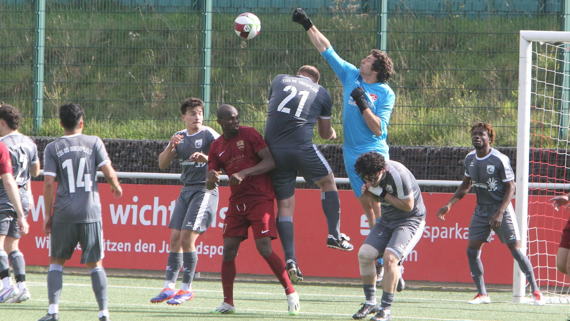 Rückhalt für den TuS Oberpleis II: Torwart Sebastian Klein klärt nach einer Ecke für den SV Allner-Bödingen.