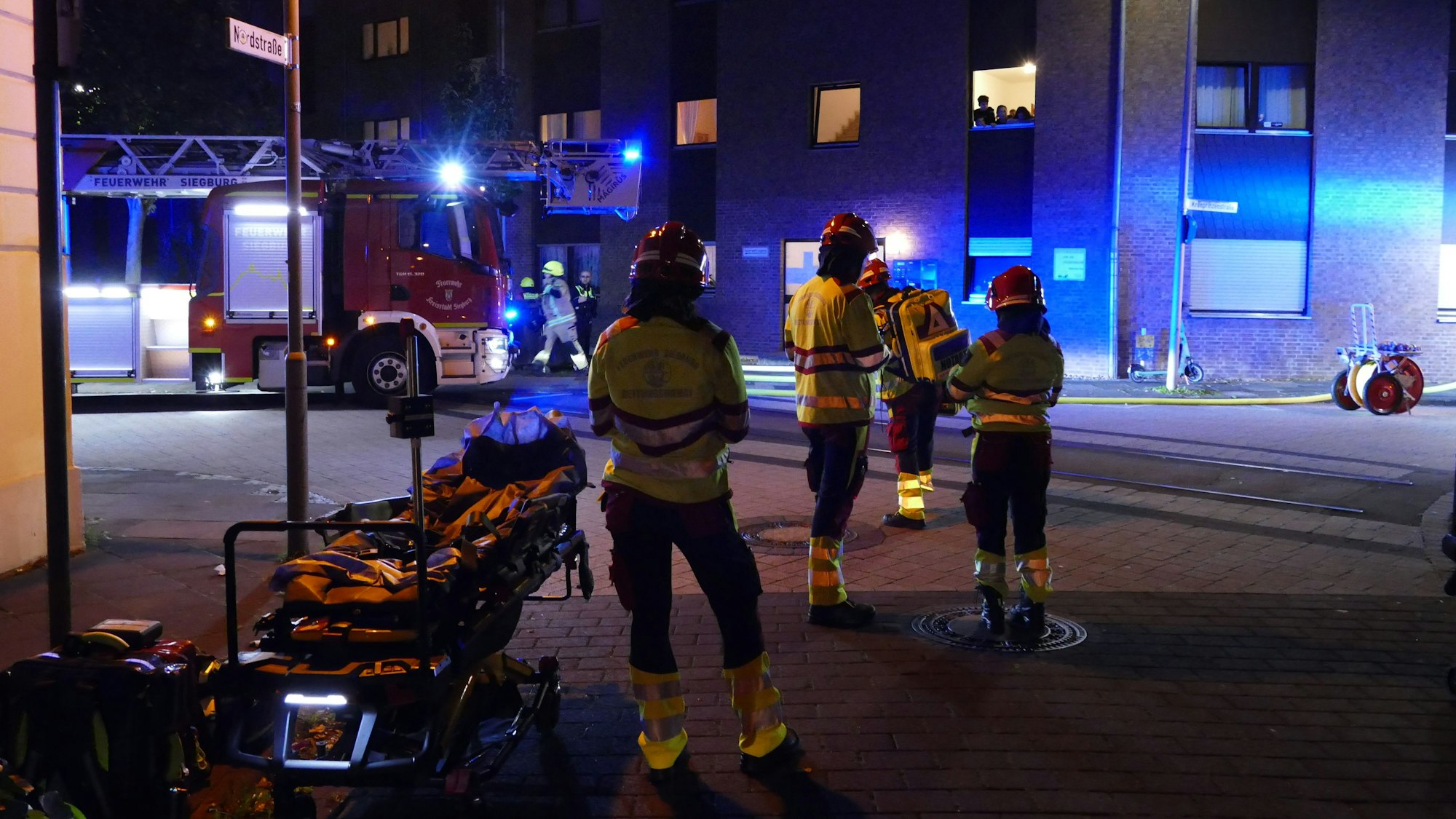 Einsatzkräfte vor dem Mehrparteienhaus an der Kronprinzenstraße in Siegburg.