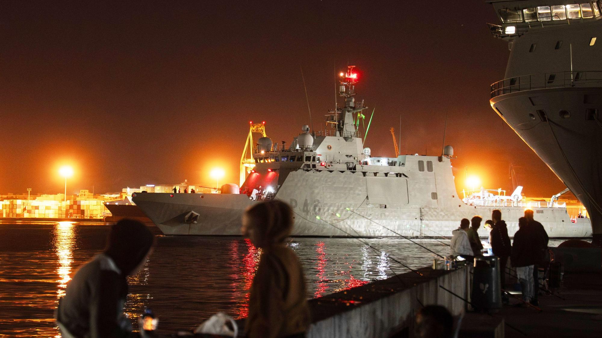 Die Furor, ein Offshore-Patrouillenschiff der spanischen Marine der Meteoro-Klasse, liegt im Hafen, bevor es in Richtung östliches Mittelmeer in See sticht. Dort befindet sich ein humanitärer Hilfskonvoi für Gaza, dem die Furor im Falle eines Angriffs beistehen soll.