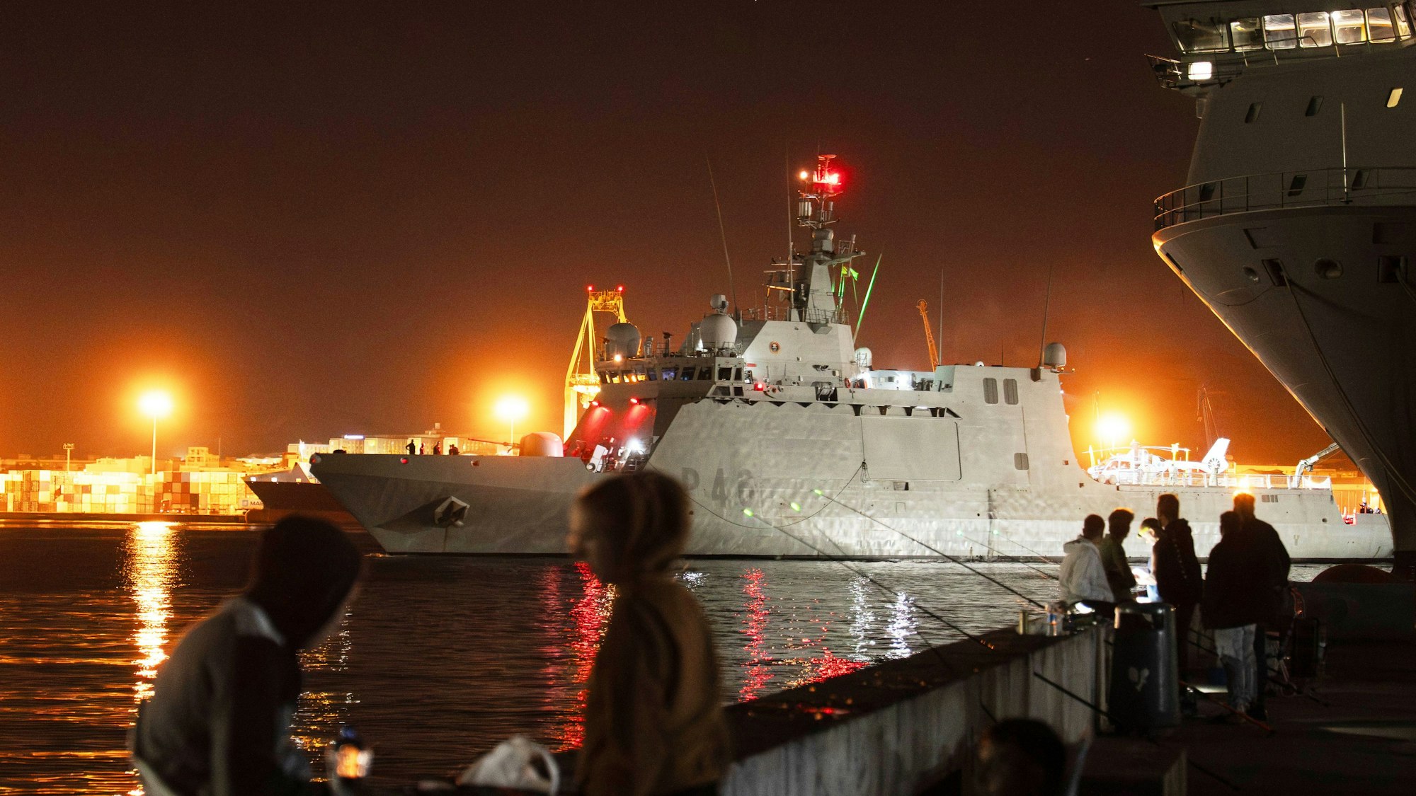 Die Furor, ein Offshore-Patrouillenschiff der spanischen Marine der Meteoro-Klasse, liegt im Hafen, bevor es in Richtung östliches Mittelmeer in See sticht. Dort befindet sich ein humanitärer Hilfskonvoi für Gaza, dem die Furor im Falle eines Angriffs beistehen soll.