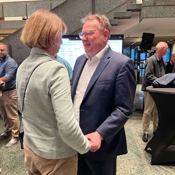 Henriette Reker und ihr möglicher Nachfolger als OB Kölns, Torsten Burmester im Rathaus.
