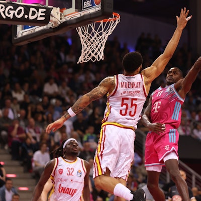 Bonns Jordan Harris (rechts) zieht mit aller Macht gegen den Würzburger David Muenkat zum Korb.