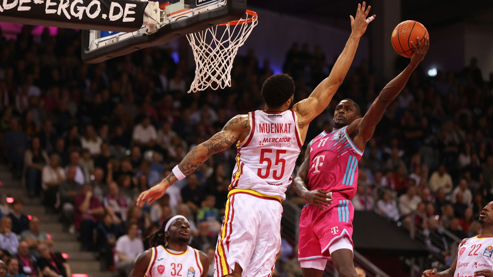 Bonns Jordan Harris (rechts) zieht mit aller Macht gegen den Würzburger David Muenkat zum Korb.