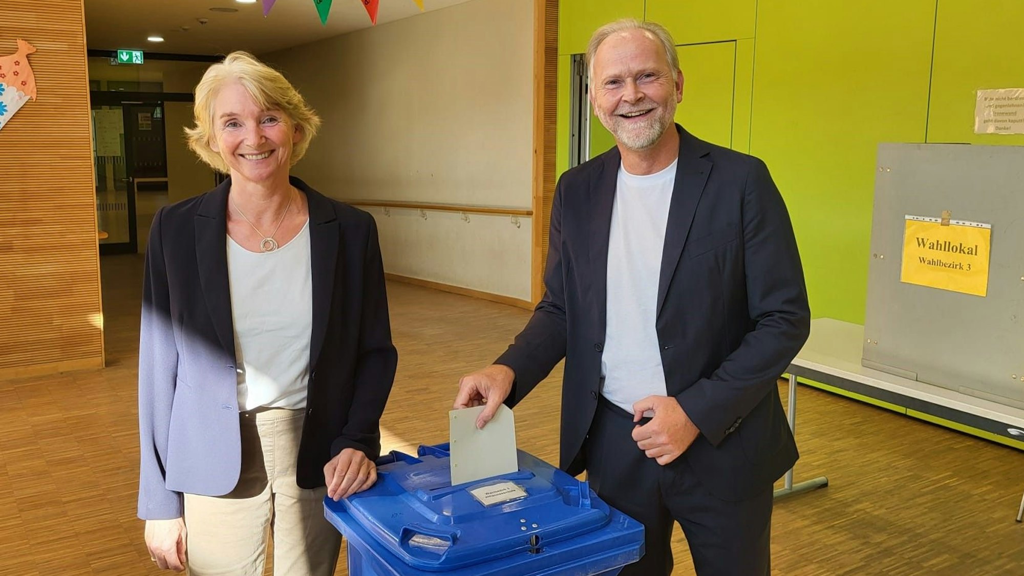 Auf dem Bild ist das Ehepaar Ruth und Gerd Koslowski bei der Stimmabgabe zu sehen.