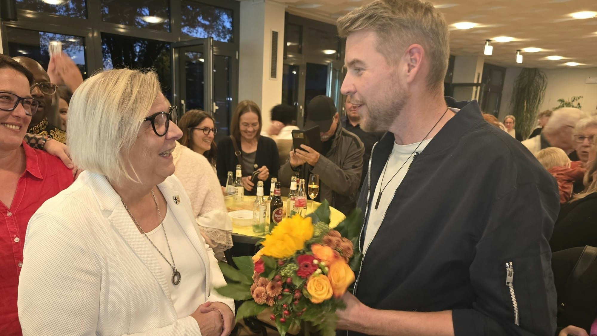 Amtsinhaberin Petra Kalkbrenner gratuliert ihrem Nachfolger Tobias Leuning.