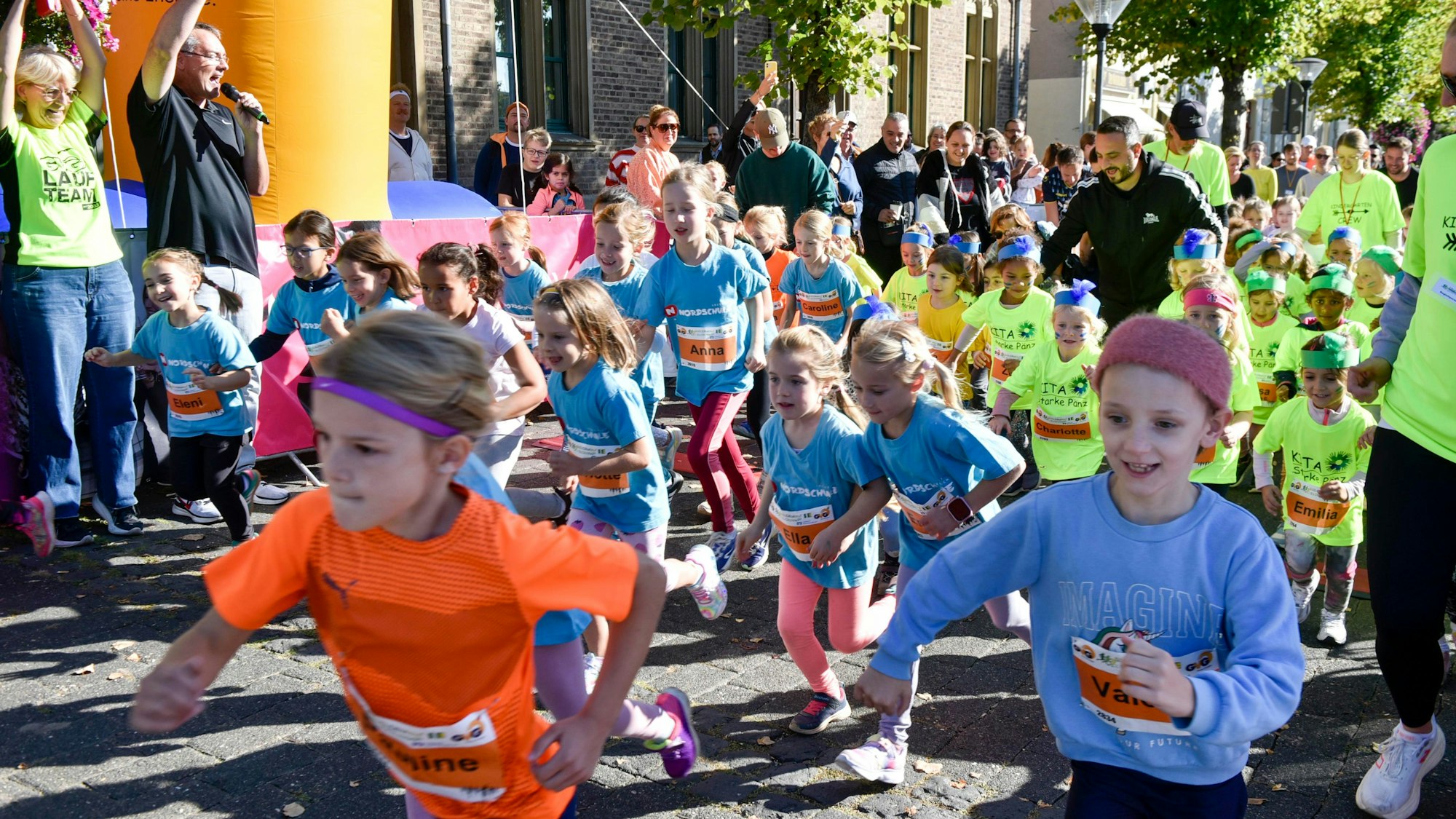 Das Bild zeigt Kinder nach dem Startschuss beim GVG-Citylauf.