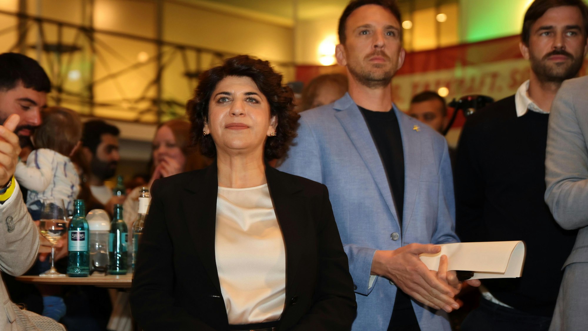 Enttäuscht nahm Berivan Aymaz am Abend ihre Niederlage bei der Stichwahl im Gürzenich zur Kenntnis.