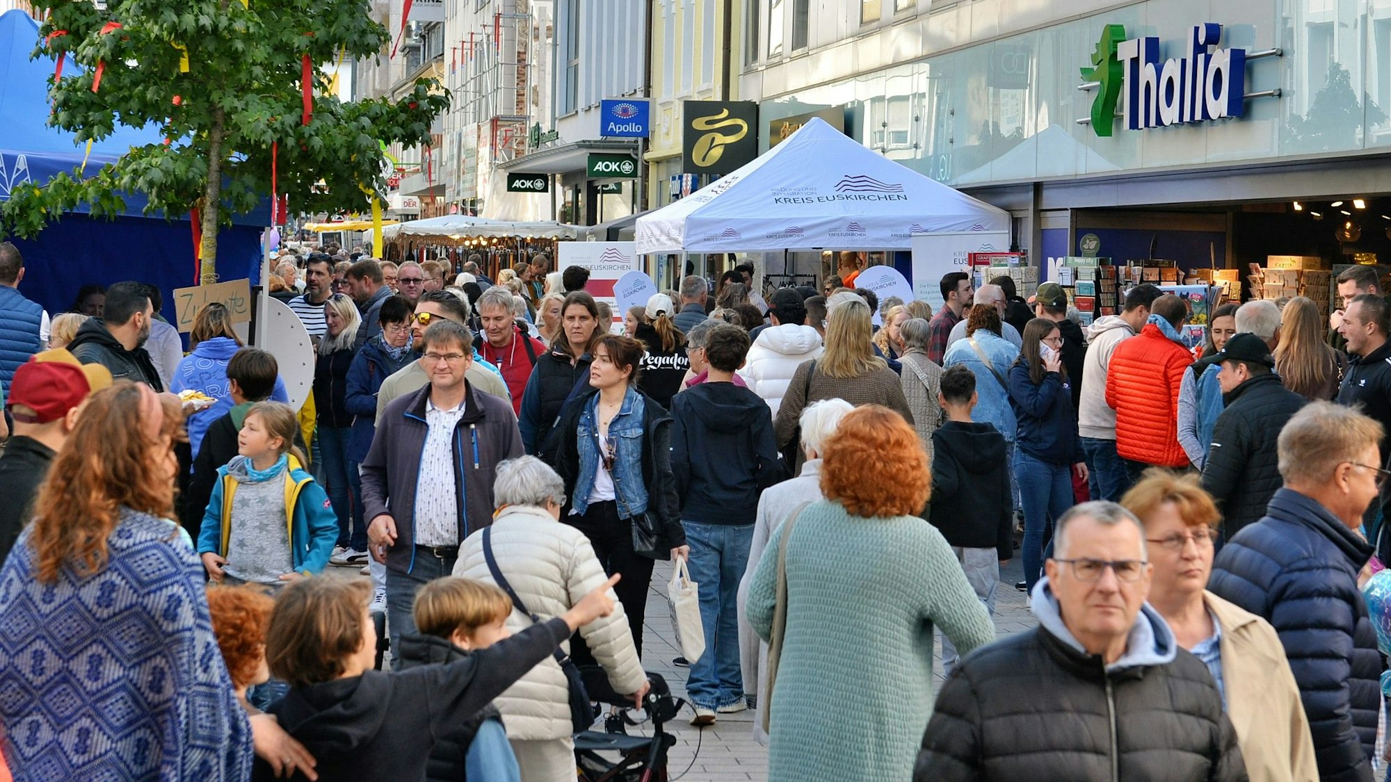 Zahlreiche Menschen gehen beim verkaufsoffenen Sonntag durch die Innenstadt in Euskirchen.