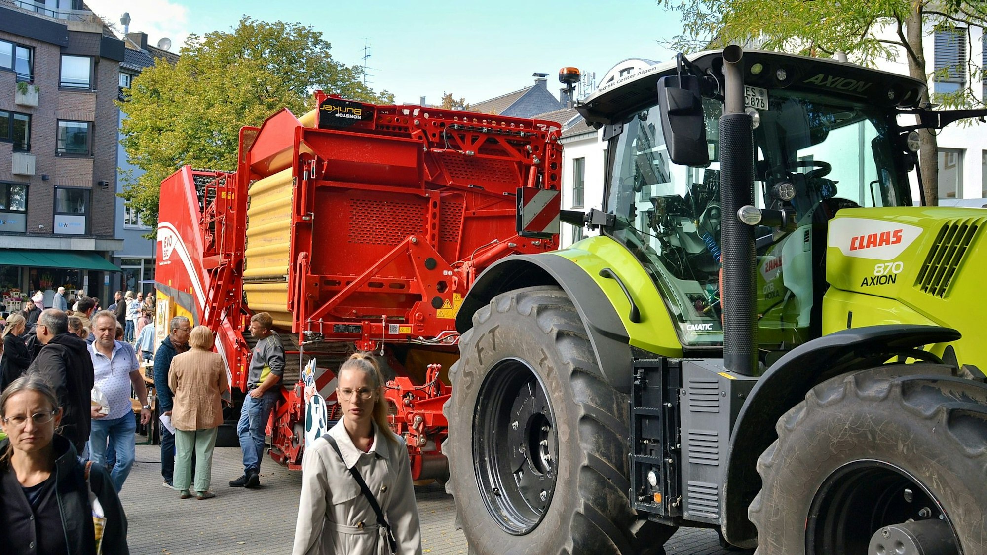 Ein Traktor mit einem angehängten Kartoffelernter ist beim Knollenfest in Euskirchen ausgestellt.
