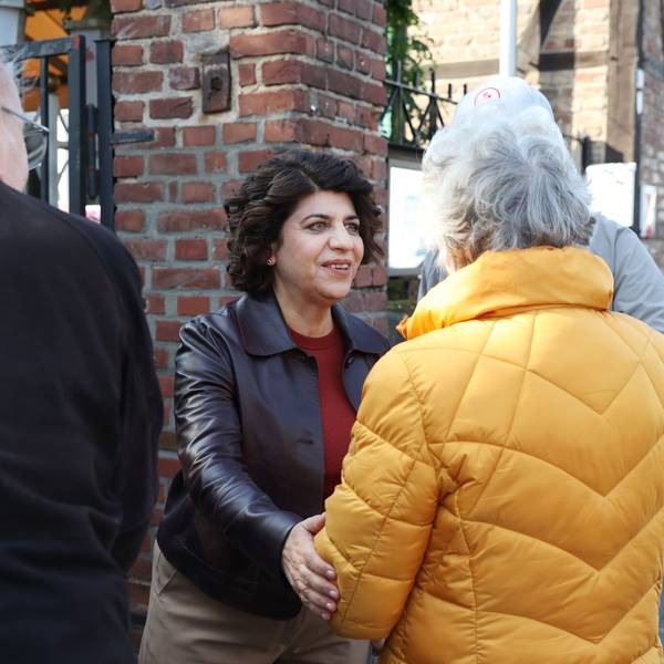Das Bild zeigt Oberbürgmeisterkandidatin Berîvan Aymaz bei der Stimmabgabe am Vormittag im Wahllokal der KGS Olpener Str. in Brück. Foto: Martina Goyert