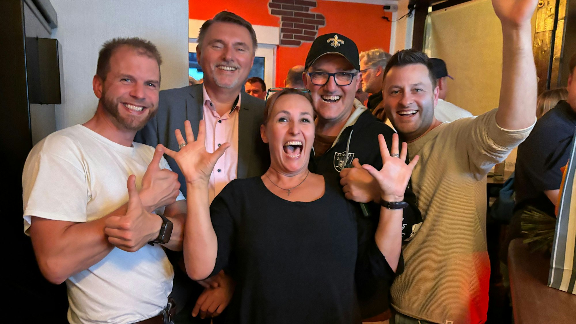 Michael Eyer (zweiter von links) ist Overaths neuer Bürgermeister. Das feiert er mit der CDU.