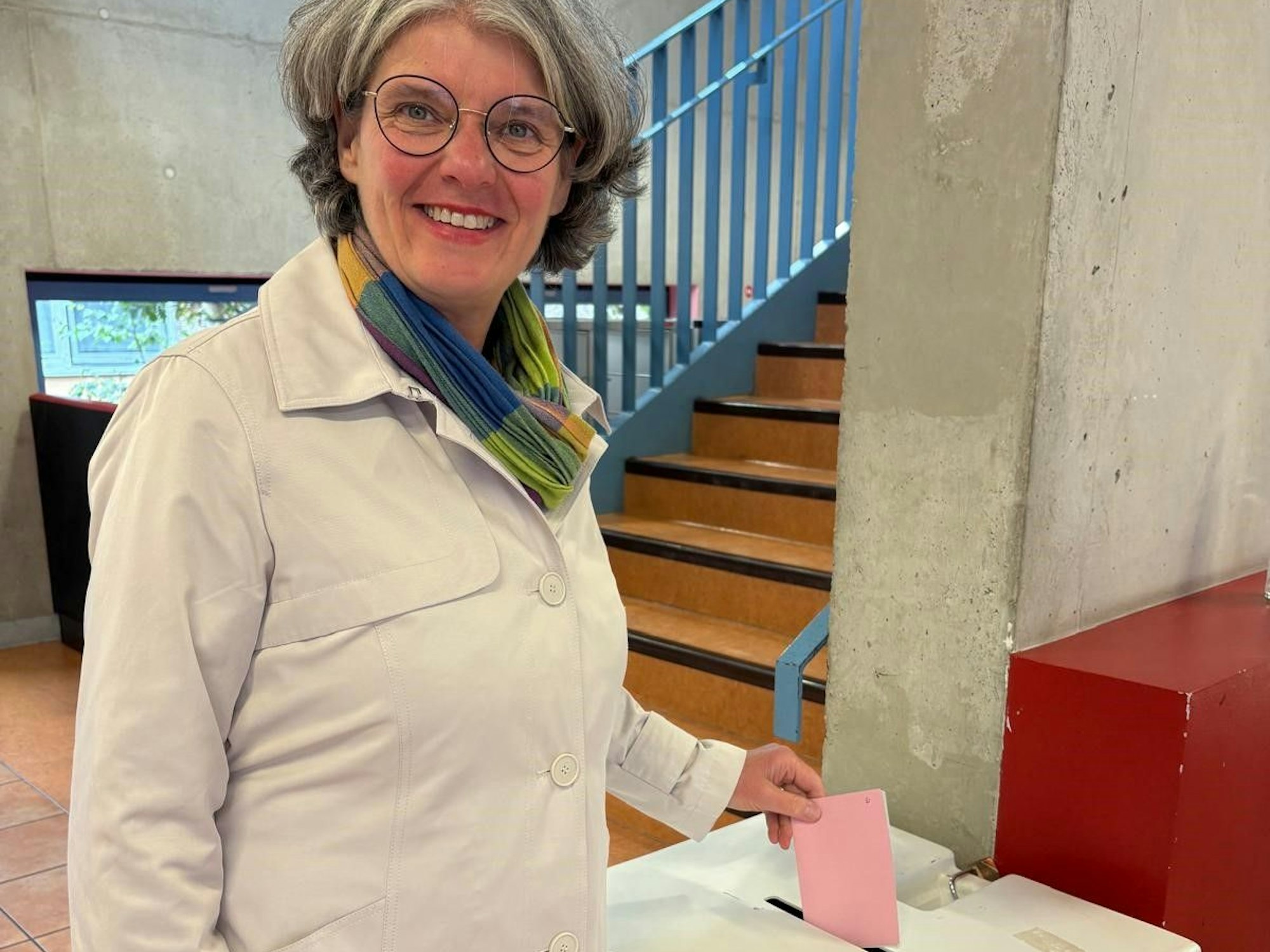 Zu sehen ist Simone Holderried bei der Stimmabgabe.