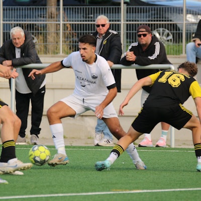 Das Bild zeigt eine Spielszene des Derbys zwischen Erftstadt und Bessenich.