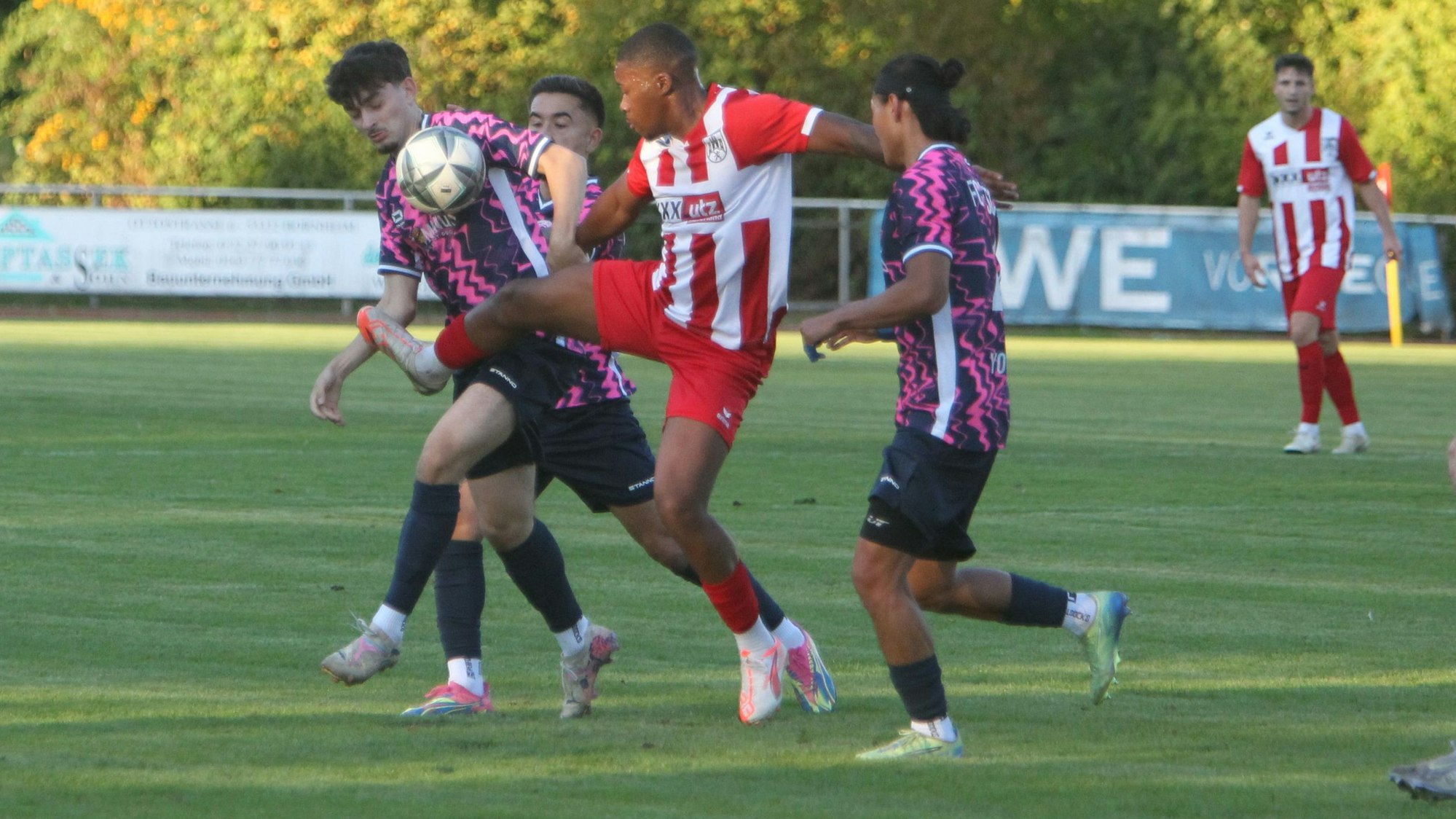 Daniel Sopo (Mitte) erzielte den zweiten Hennefer Treffer.