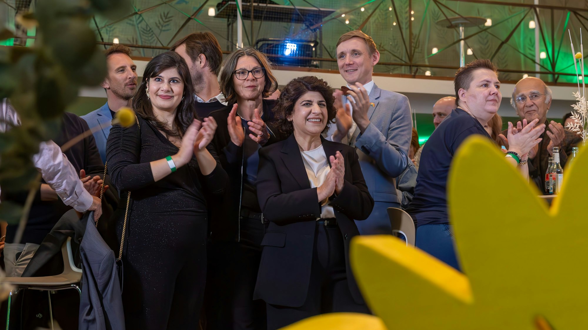 28.09.2025
Köln:
Kommunalwahl2025 Wahlabend der Kölner Grünen im Gürzenich. Oberbürgermeisterkandidatin Berîvan Aymaz und ihre Partei Bündnis 90/Die Grünen verfolgen den Ausgang der Stichwahl im Gürzenich.
Foto: Martina Goyert