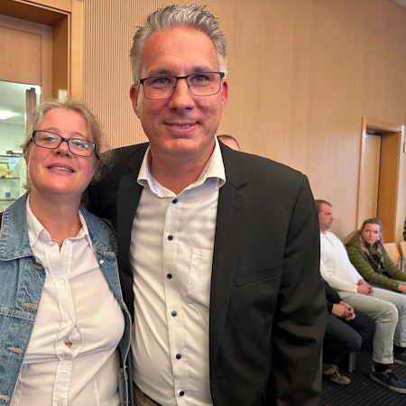 Wahlsieger Guido Vierkötter mit seiner Frau Meike auf der Wahlparty im Rathaus von Neunkirchen-Seelscheid.