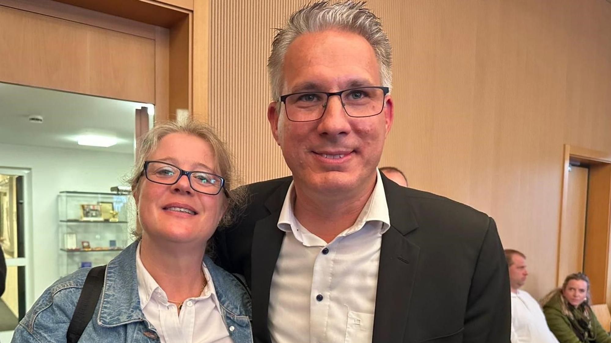 Wahlsieger Guido Vierkötter mit seiner Frau Meike auf der Wahlparty im Rathaus von Neunkirchen-Seelscheid.