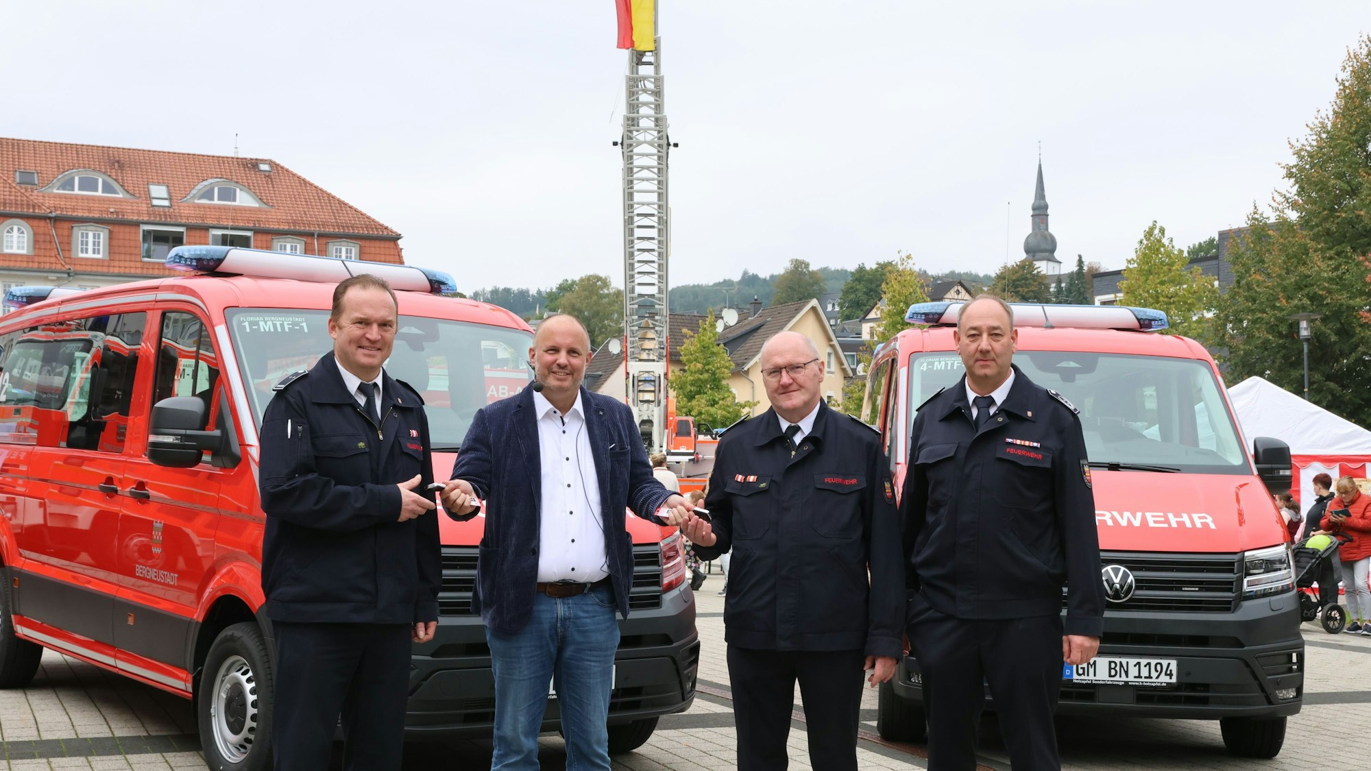 Matthias Thul übergibt die Fahrzeugschlüssel an die Einheitsführer.