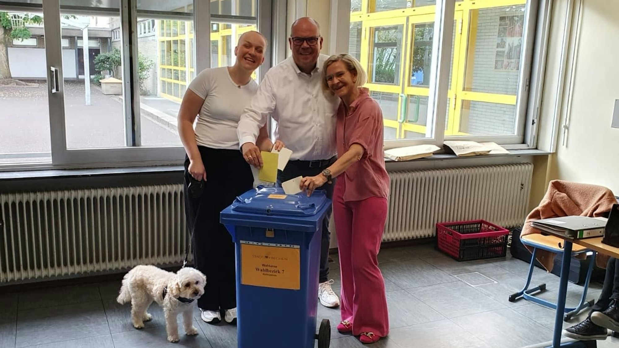Auf dem Bild ist der SPD-Kandidat Uwe Tietz mit seiner Frau, seiner Tochter und dem Familienhund an der Wahlurne zu sehen.