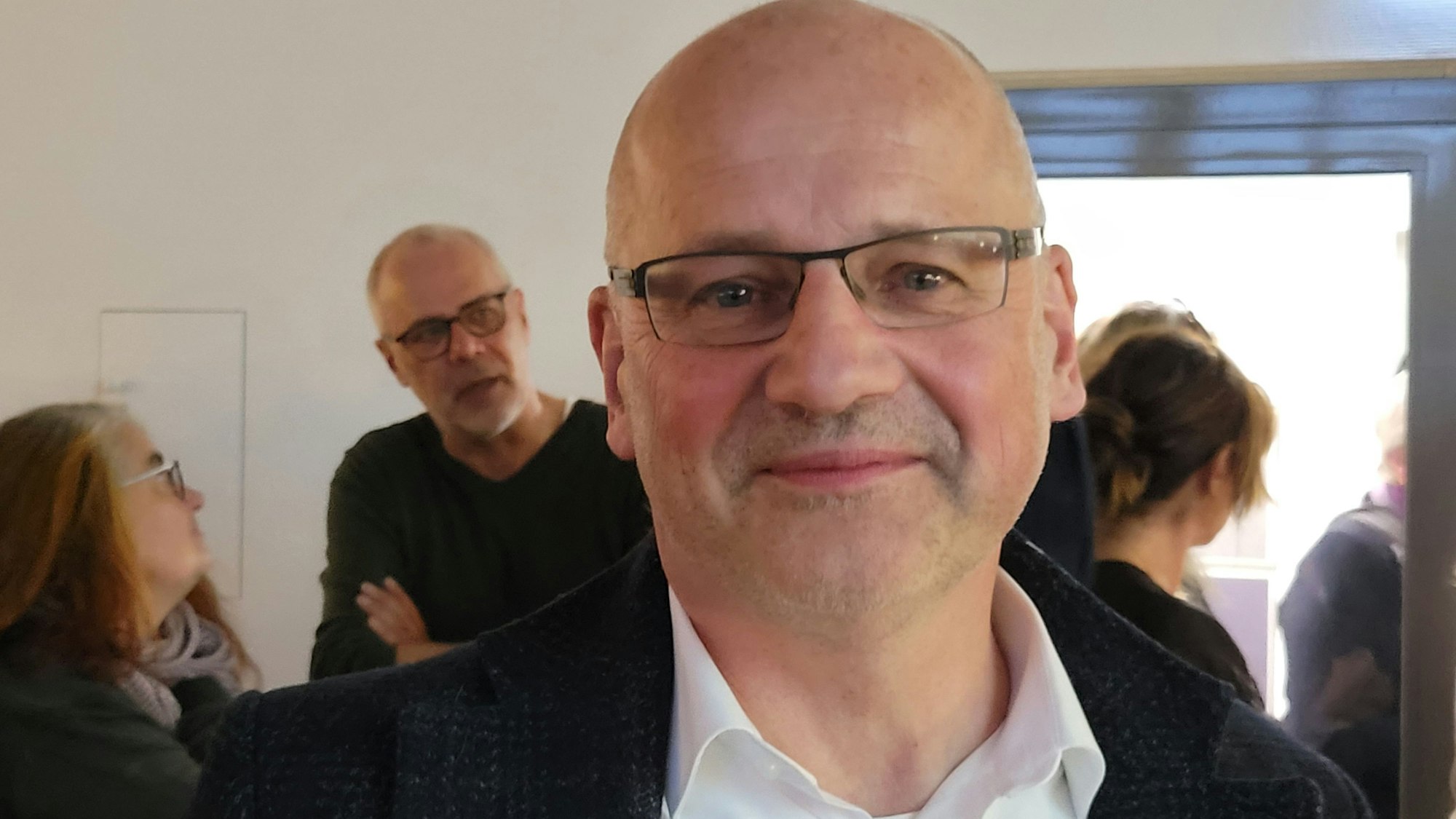 Der zweitplatzierte Kandidat Giselher Dick (Grüne/ZLR) reagierte enttäuscht, sah aber auch positive Seiten des Wahlkampfs. Die Menschen seien „politisiert“.