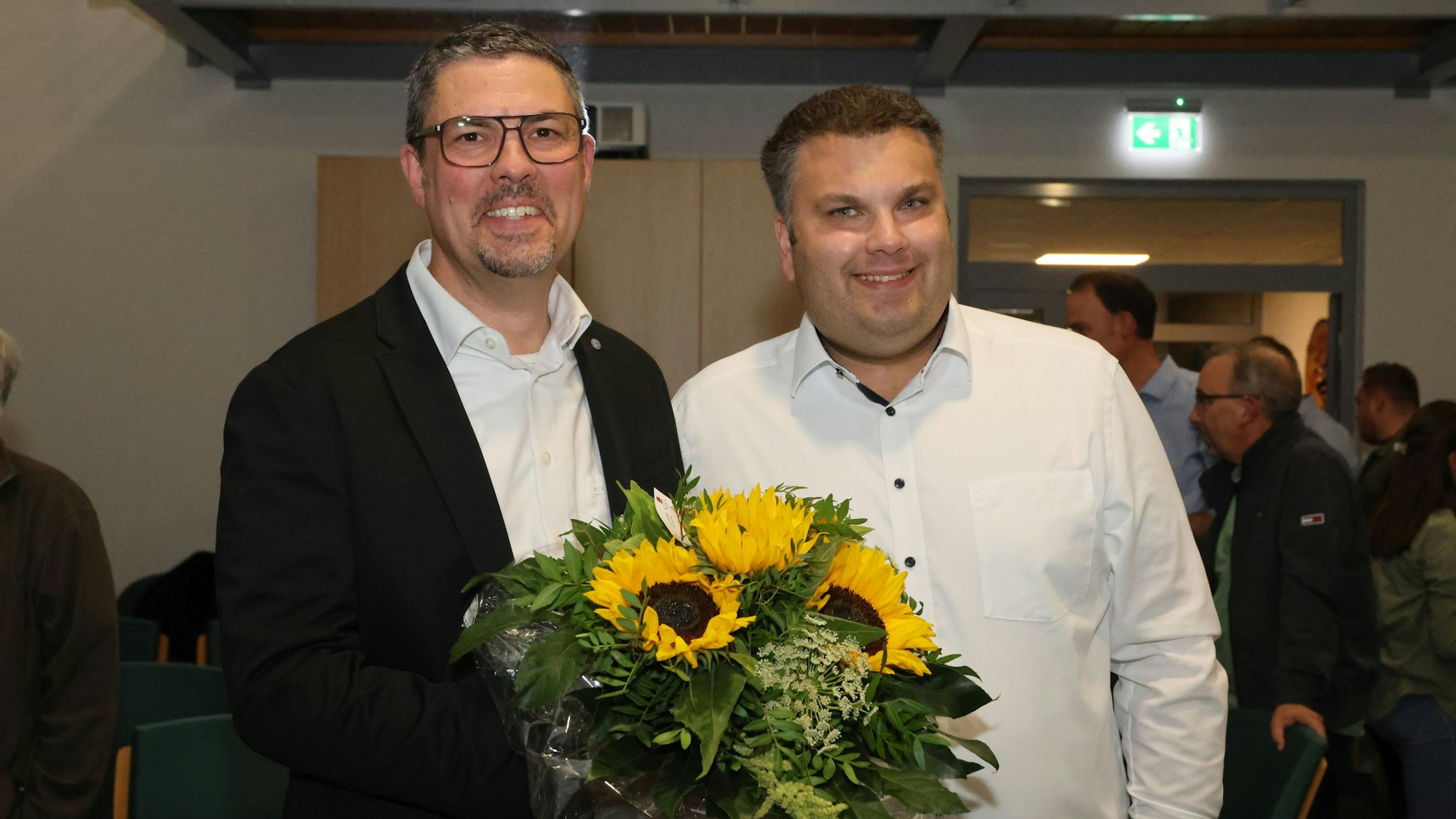 Blumen für den Wahlsieger überreicht der scheidende Bürgermeister Jörg Bukowski seinem Amtsnachfolger Jan Schumacher.