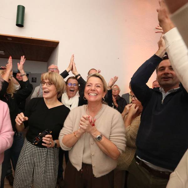 Eine Gruppe von Menschen, die jubeln und klatschen.