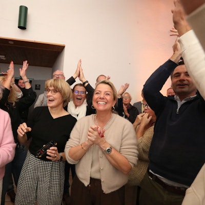 Eine Gruppe von Menschen, die jubeln und klatschen.