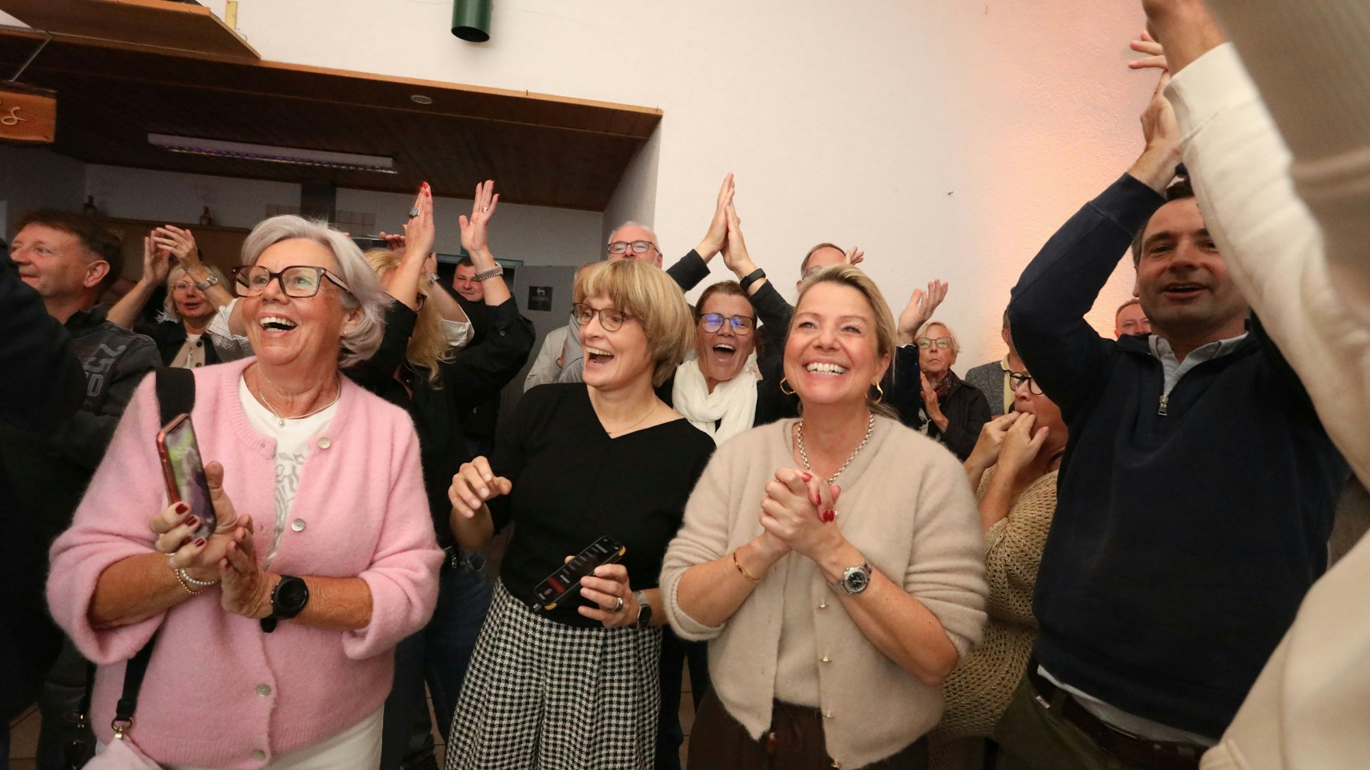Eine Gruppe von Menschen, die jubeln und klatschen.