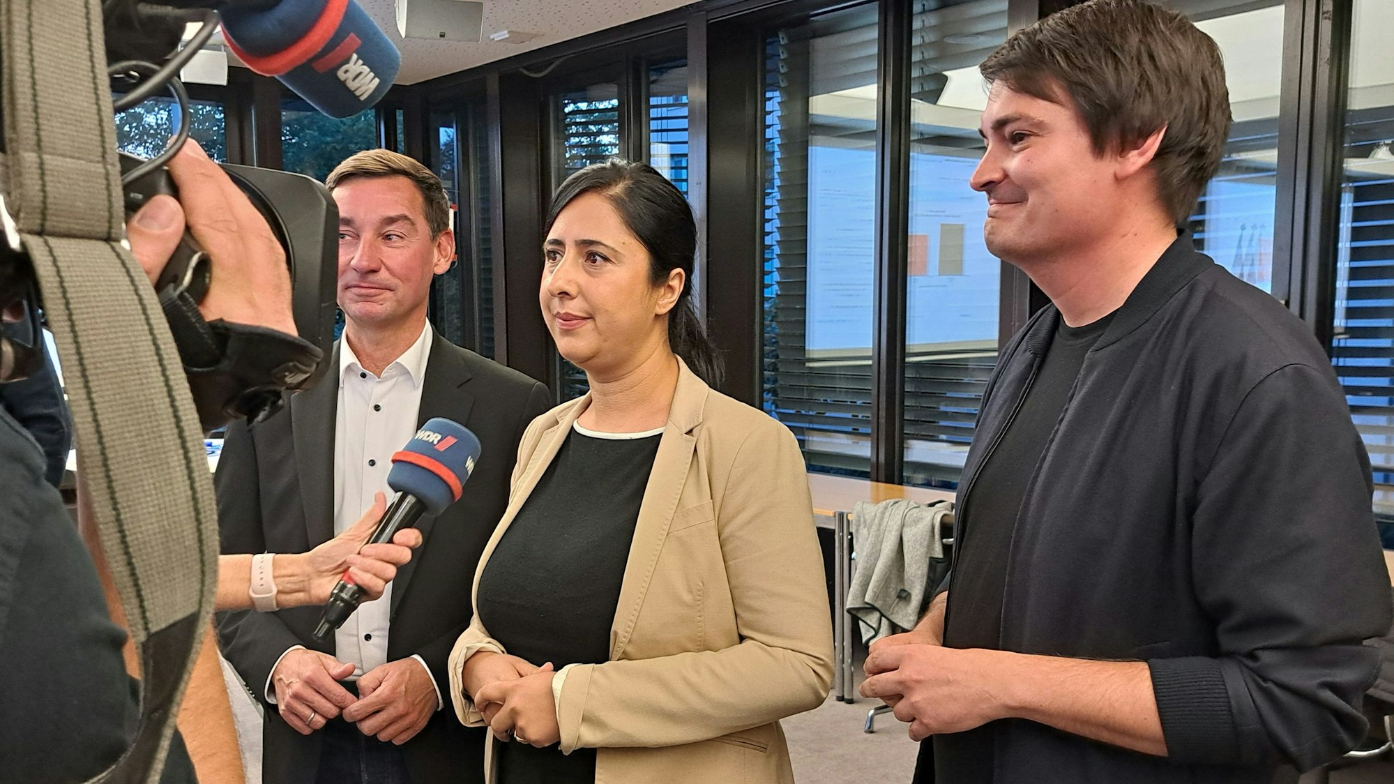 SPD-Kandidatin Sara Zorlu ist trotz der Niederlage mit ihrem Ergebnis zufrieden. Lob für ihren Wahlkampf gab es vom SPD-Kreisvorsitzenden Sebastian Hartmann (l.) und seinem Stellvertreter Mario Dahm (r.).