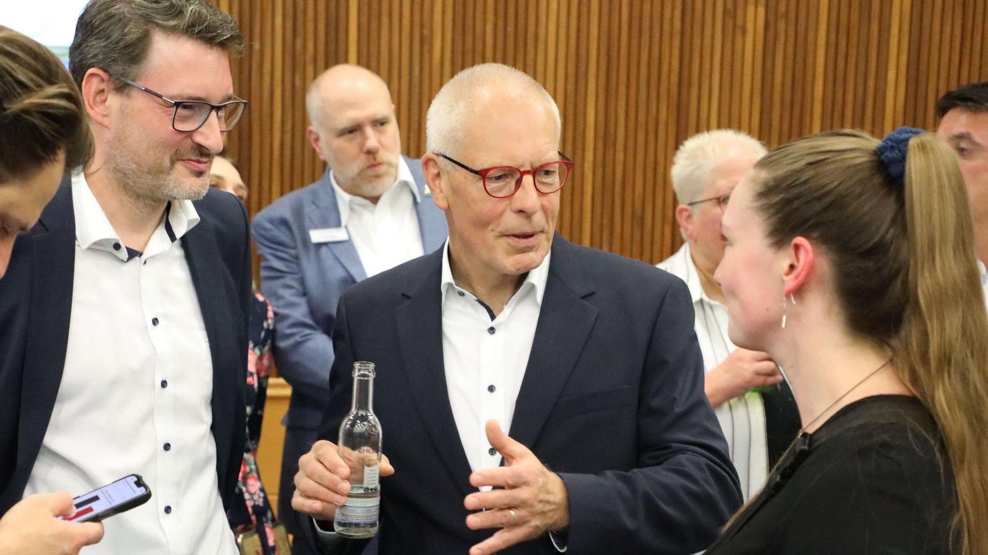 CDU-Kreisparteichef Dr. Hermann-Josef Tebroke (2.v.r.) im Gespräch mit Grünen-Kreisvorsitzende Stella Laufenberg. Links: CDU-Kreistagsfraktionsvorsitzender Uwe Pakendorf.