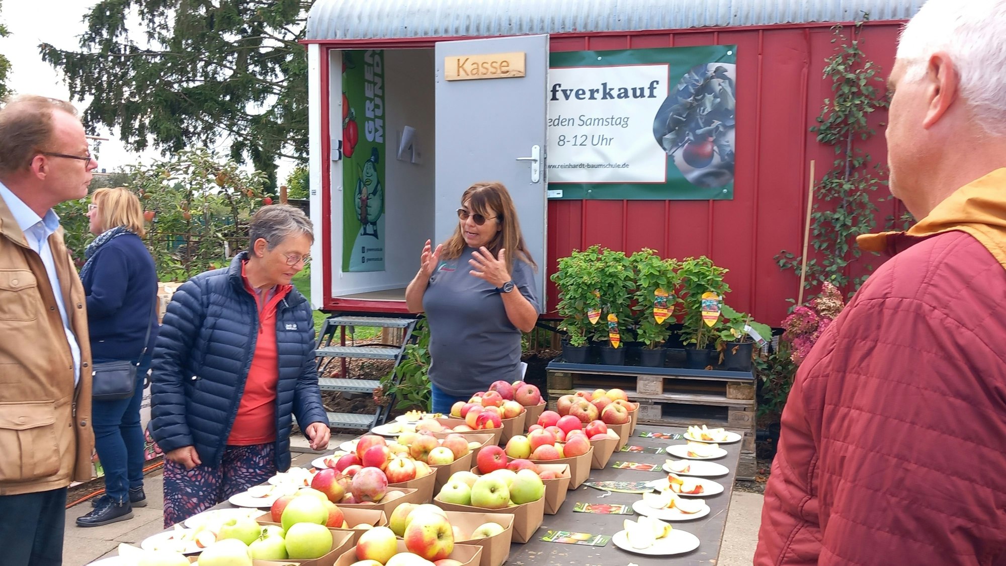 Anette Reinhardt klärt über Apfelsorten aus dem Hofbestand auf.