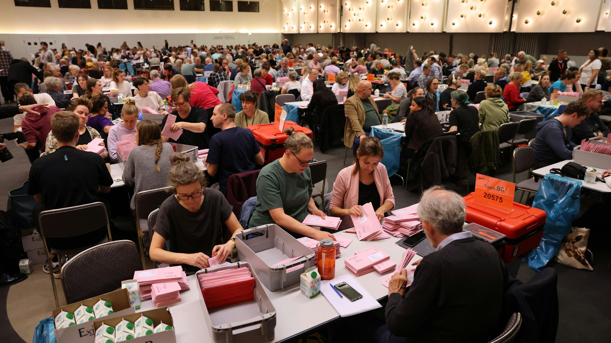 Alle Hände voll zu tun hatten die Helfer im Briefwahlzentrum in der Messe in Deutz.