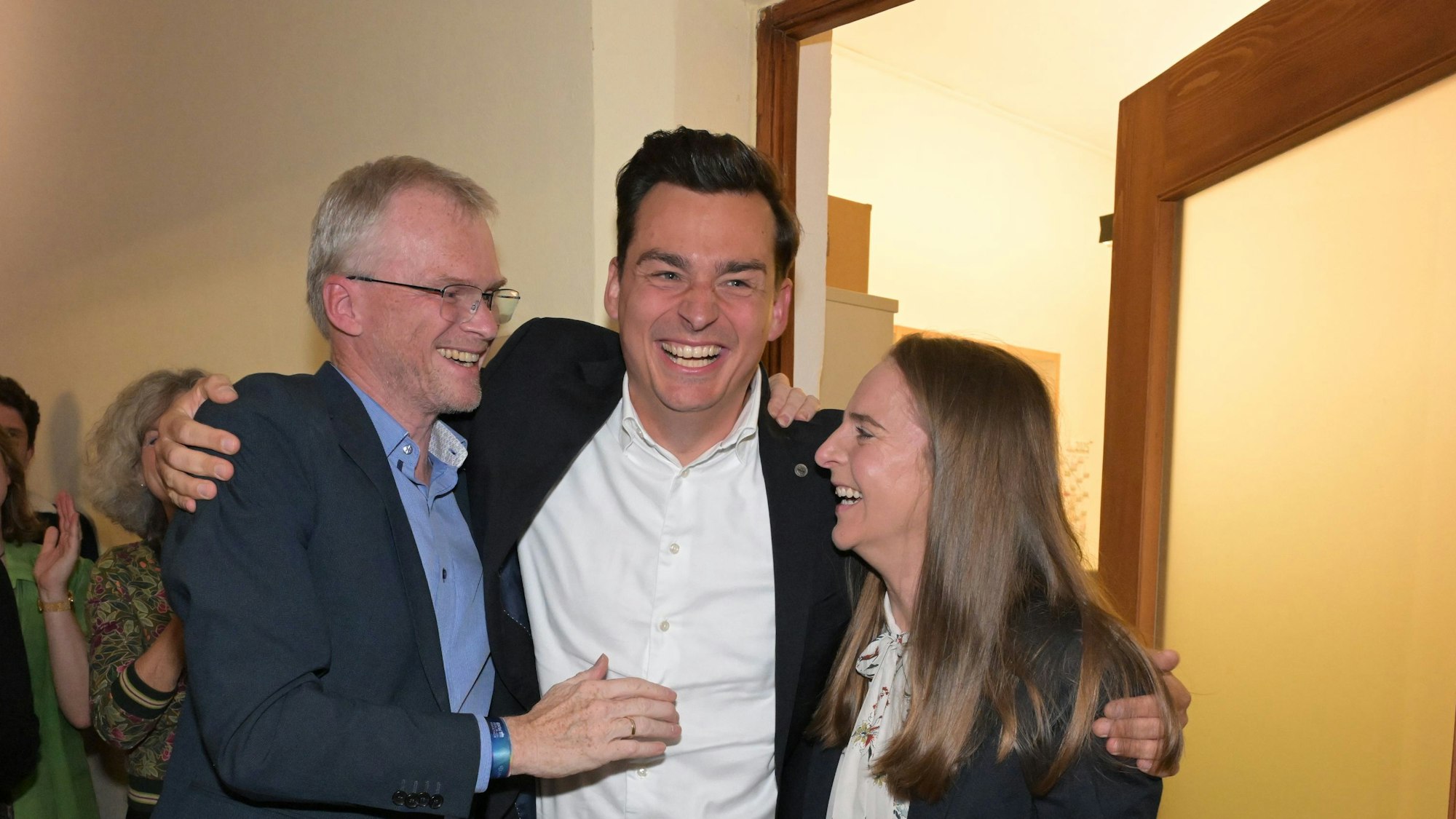 Der neue Bürgermeister von Bergisch Gladbach Marcel Kreutz (Bildmitte) feiert mit seiner Ehefrau und dem aktuellen Bürgermeister Frank Stein (SPD).
