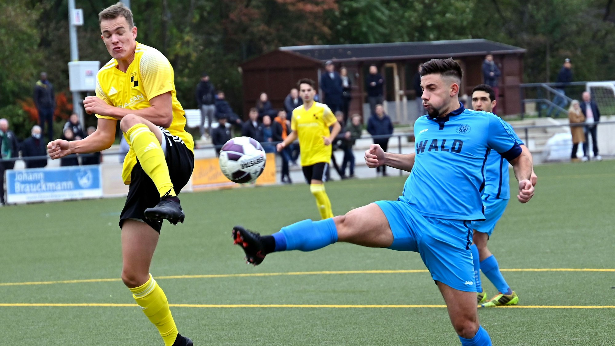 Fußball
Deutz 05 - FC Pesch
links: Paul Tilly (Deutz)
rechts: Georg Sakri (Pesch)
Foto: Uli Herhaus