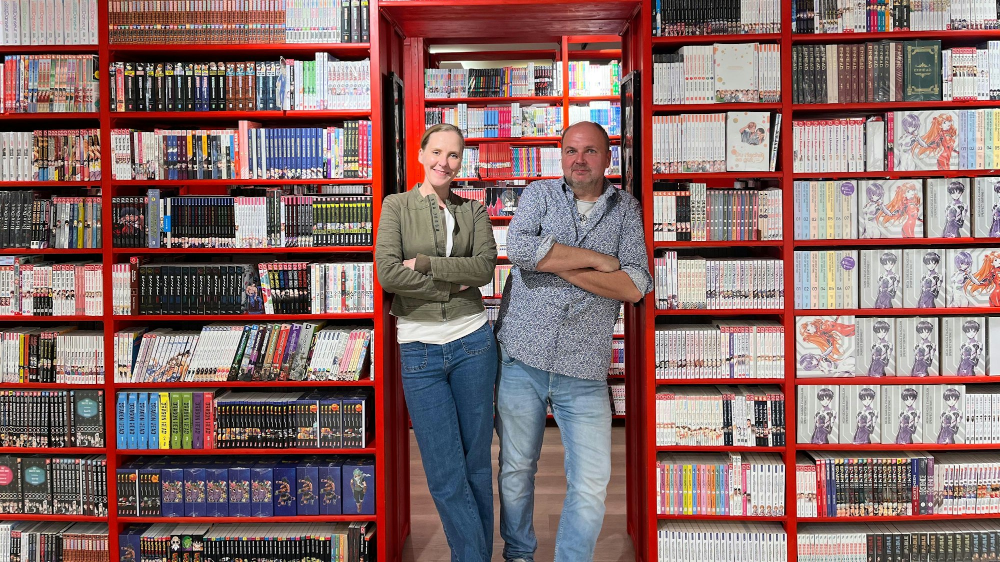 Die Initiatoren des Ladens „Toys und Helden“ Sabrina Aden und Marc Kniffka kennen sich mit allen Produkten in ihrem Laden aus.