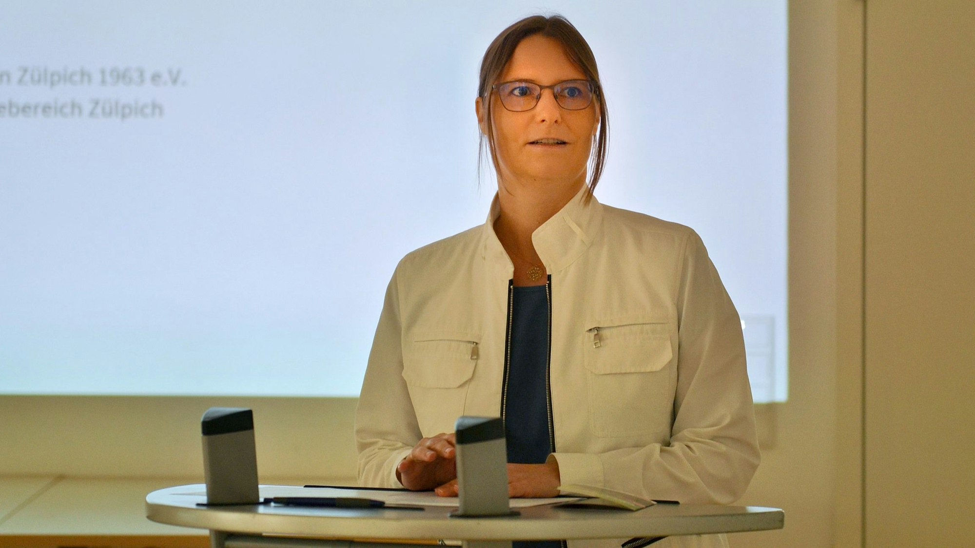 Dr. Silvia Bruder steht an einem Rednerpult.