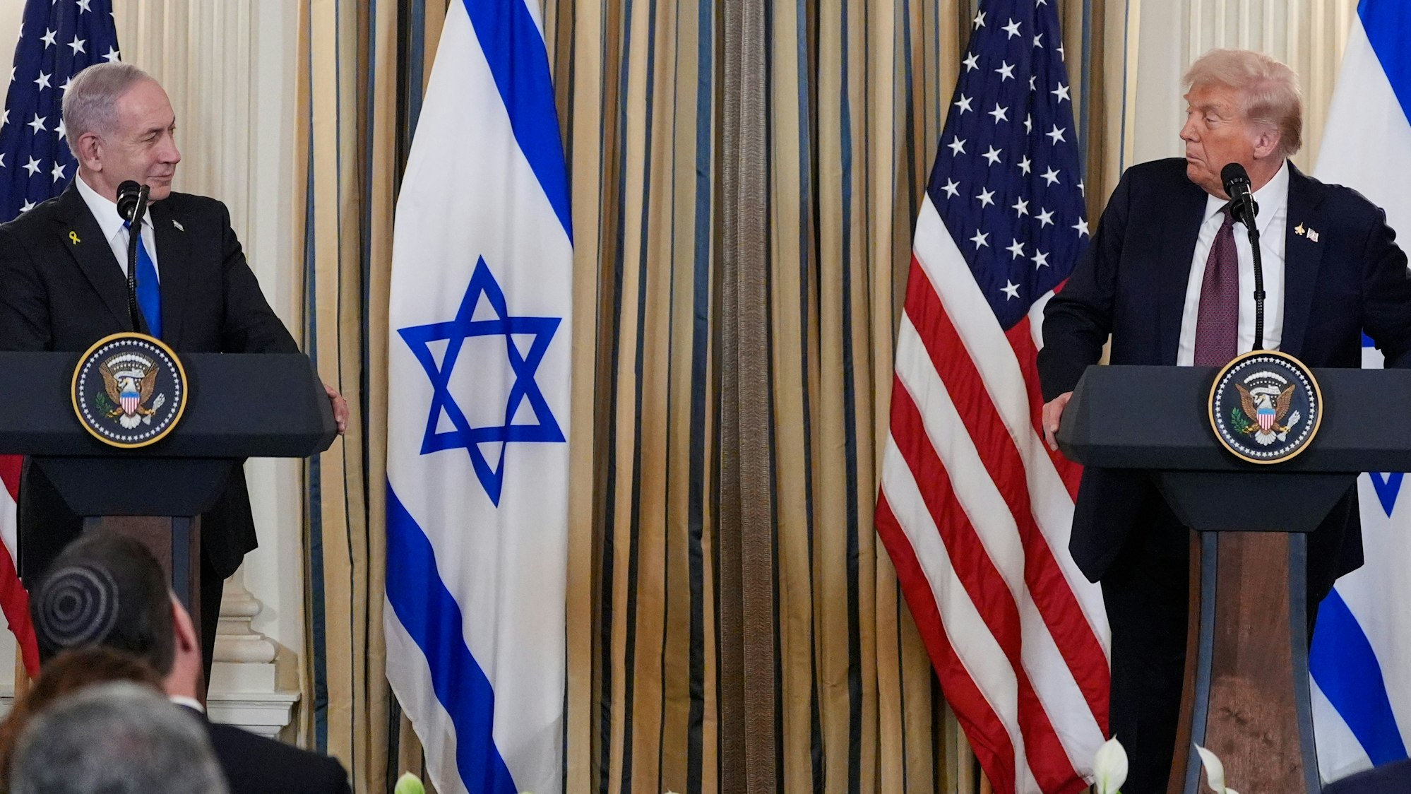 29.09.2025, USA, Washington: US-Präsident Donald Trump spricht während einer Pressekonferenz mit dem israelischen Ministerpräsidenten Benjamin Netanjahu im State Dining Room des Weißen Hauses. Foto: Alex Brandon/AP/dpa +++ dpa-Bildfunk +++