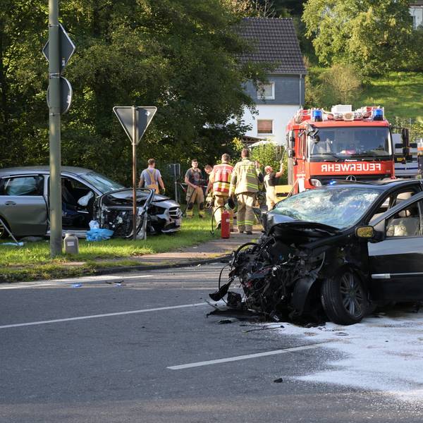 Unfallautos stehen auf der Altenberger-Dom-Straße in Odenthal.