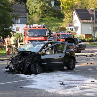Unfallautos stehen auf der Altenberger-Dom-Straße in Odenthal.