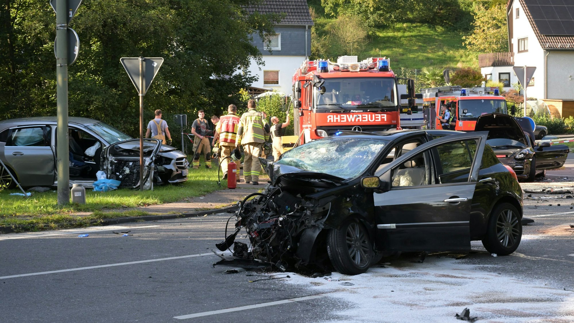 Unfallautos stehen auf der Altenberger-Dom-Straße in Odenthal.