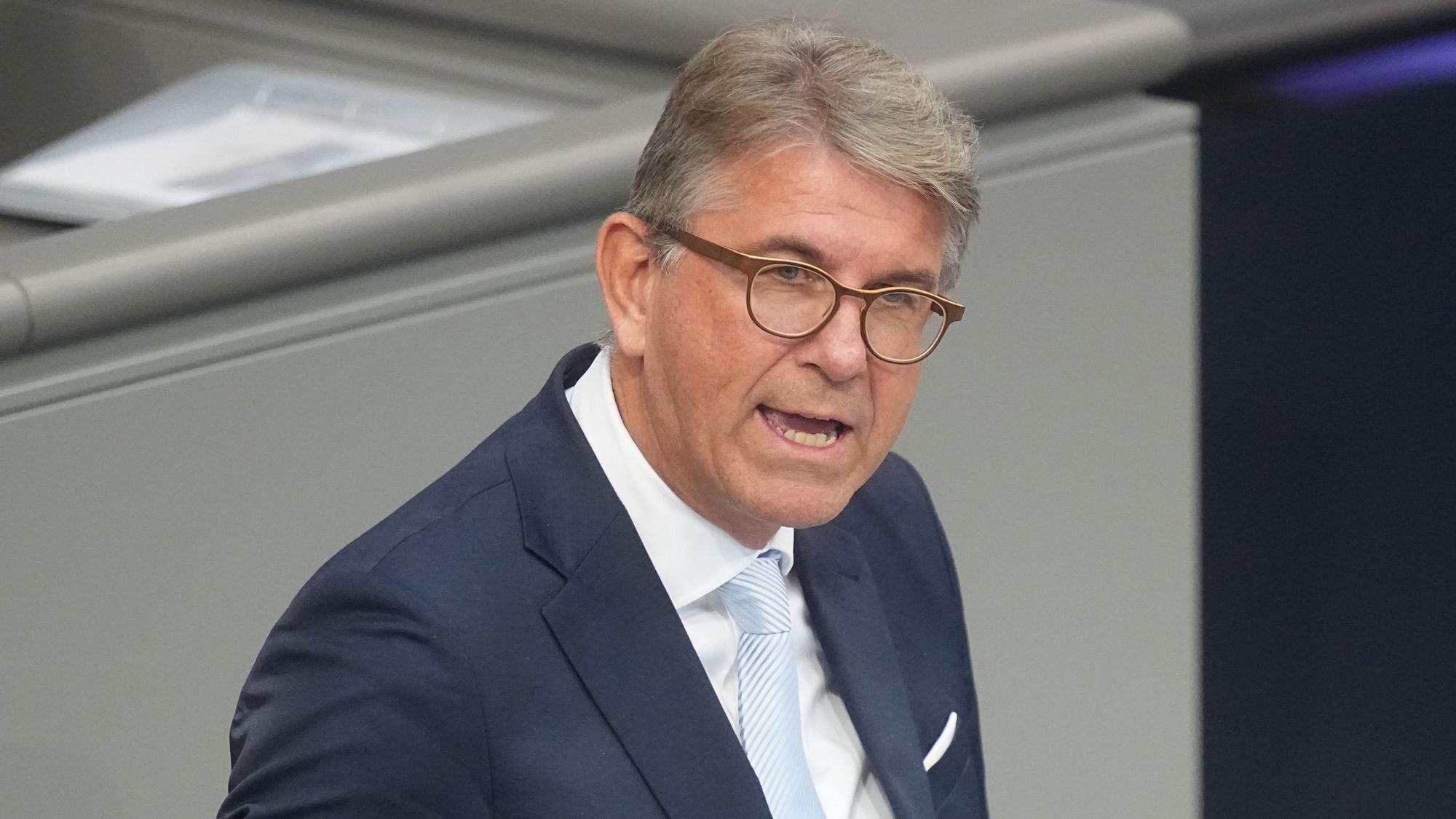 Wolfram Weimer (CDU), Staatsminister für Kultur und Medien, spricht in der Generaldebatte in der Haushaltswoche im Bundestag. (Archivbild)