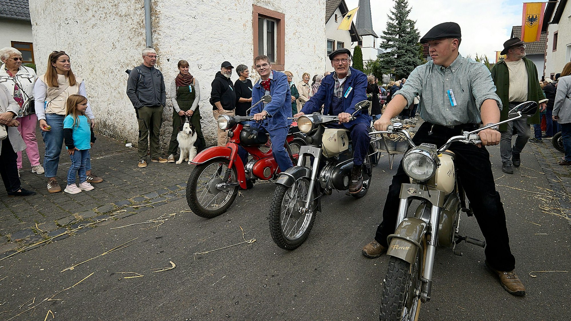 Drei Männer sitzen auf historischen Kreidler-Motorrädern.